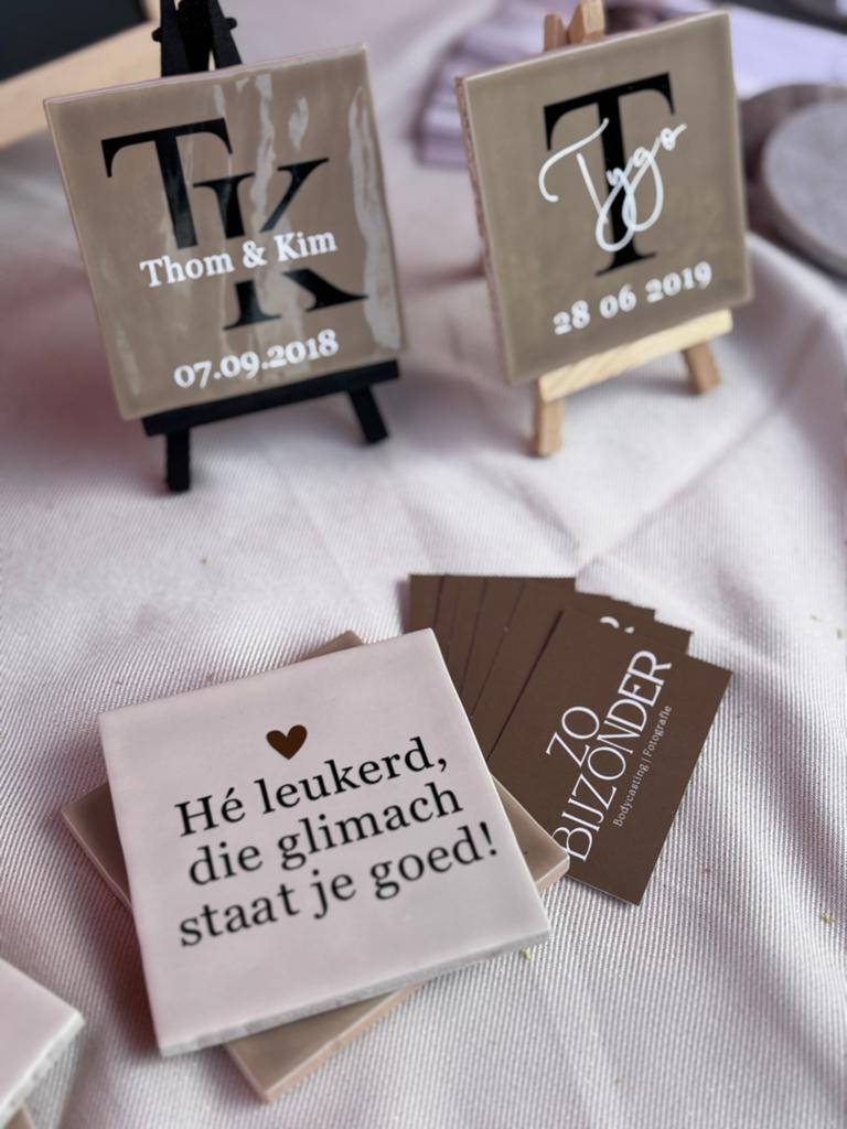 Tegeltje quote/tekst He leukerd die glimlach staat je goed, Ophalen of Verzenden, Nieuw, Beige, Steen/keramiek
