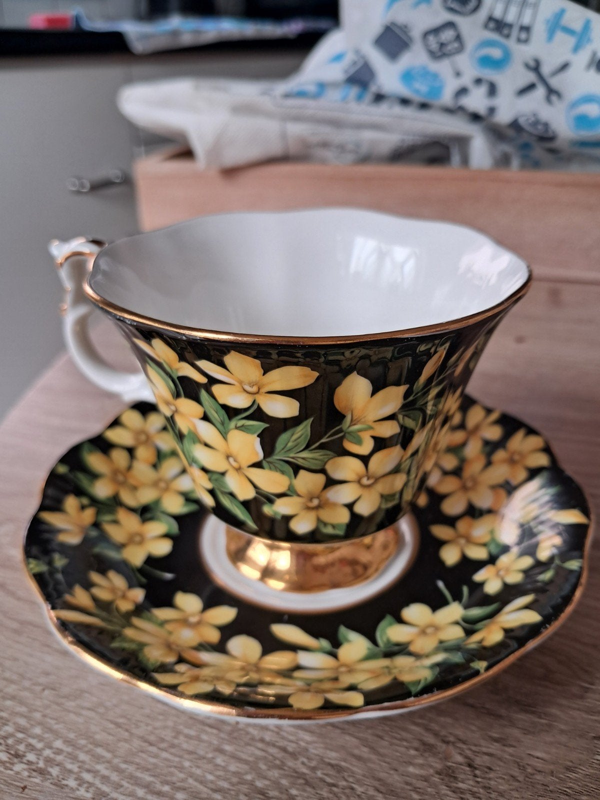 Royal Albert Flora Series Jasmine kop en schotel, Huis en Inrichting, Vintage, Ophalen of Verzenden, Zo goed als nieuw, Kop(pen) en/of Schotel(s)