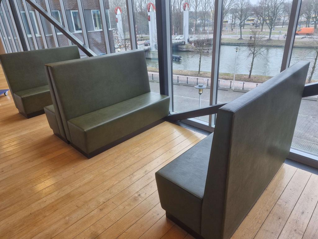 2x treinbank (olijf) groen los te koop of als partij (160cm), Huis en Inrichting, Banken | Bankstellen, VST, Minder dan 75 cm