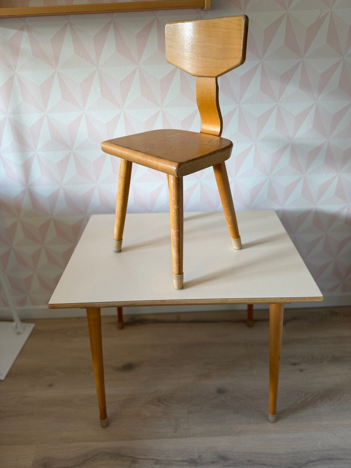 Vintage kinderbureau met stoel - Schilte, Kinderen en Baby's, Kinderkamer | Tafels en Stoelen, Ophalen, Gebruikt, Tafel(s) en Stoel(en)