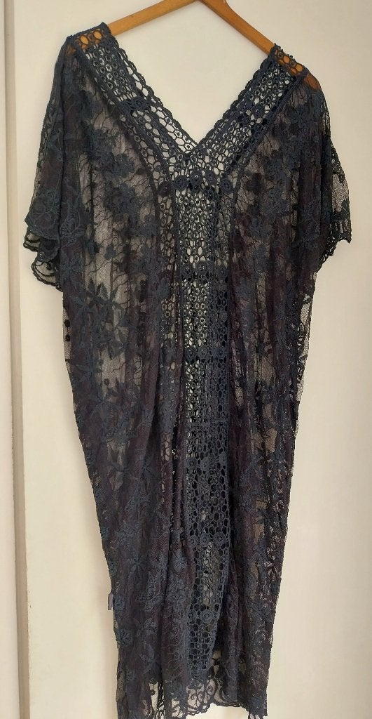 Zwart kanten strandjurkje met V-hals. Mt 38 - 42. Kaftan., Ophalen of Verzenden, Zo goed als nieuw, Zwart, Overige typen