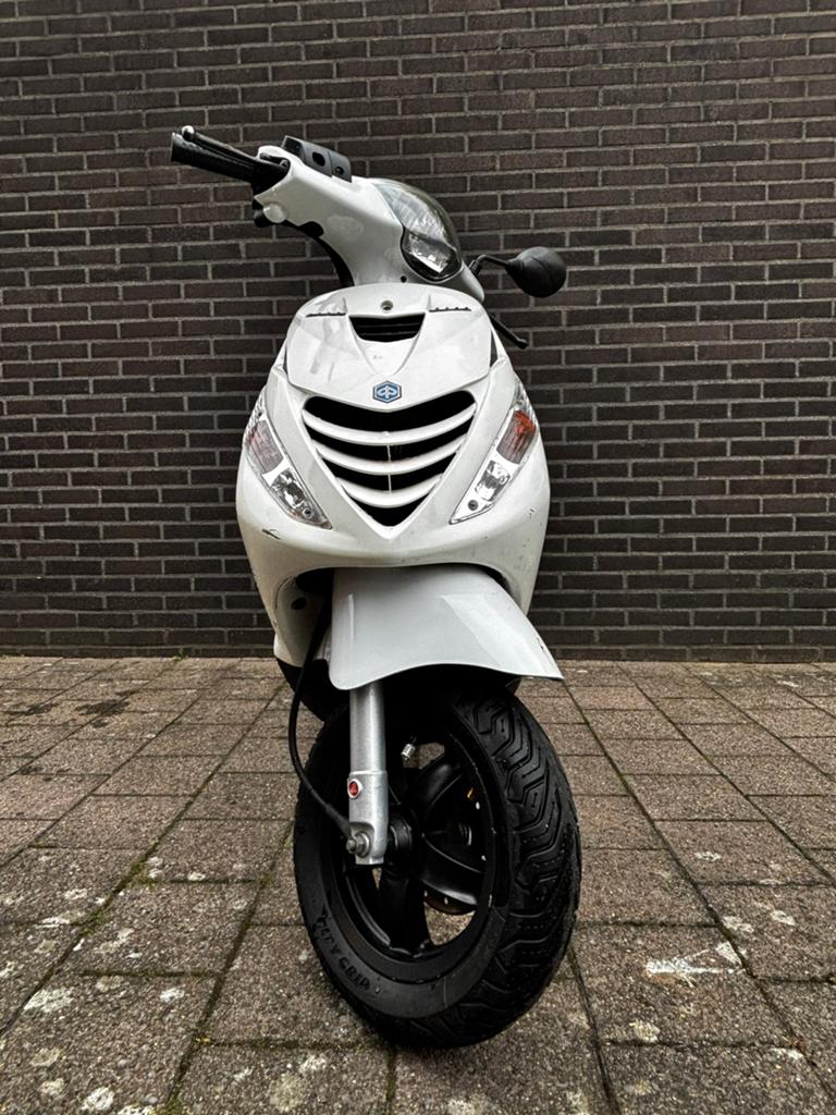 Piaggio Zip 4-takt, Geel kenteken, Fietsen en Brommers, Scooters | Piaggio, Gebruikt, Zip, Maximaal 45 km/u, Benzine, Ophalen