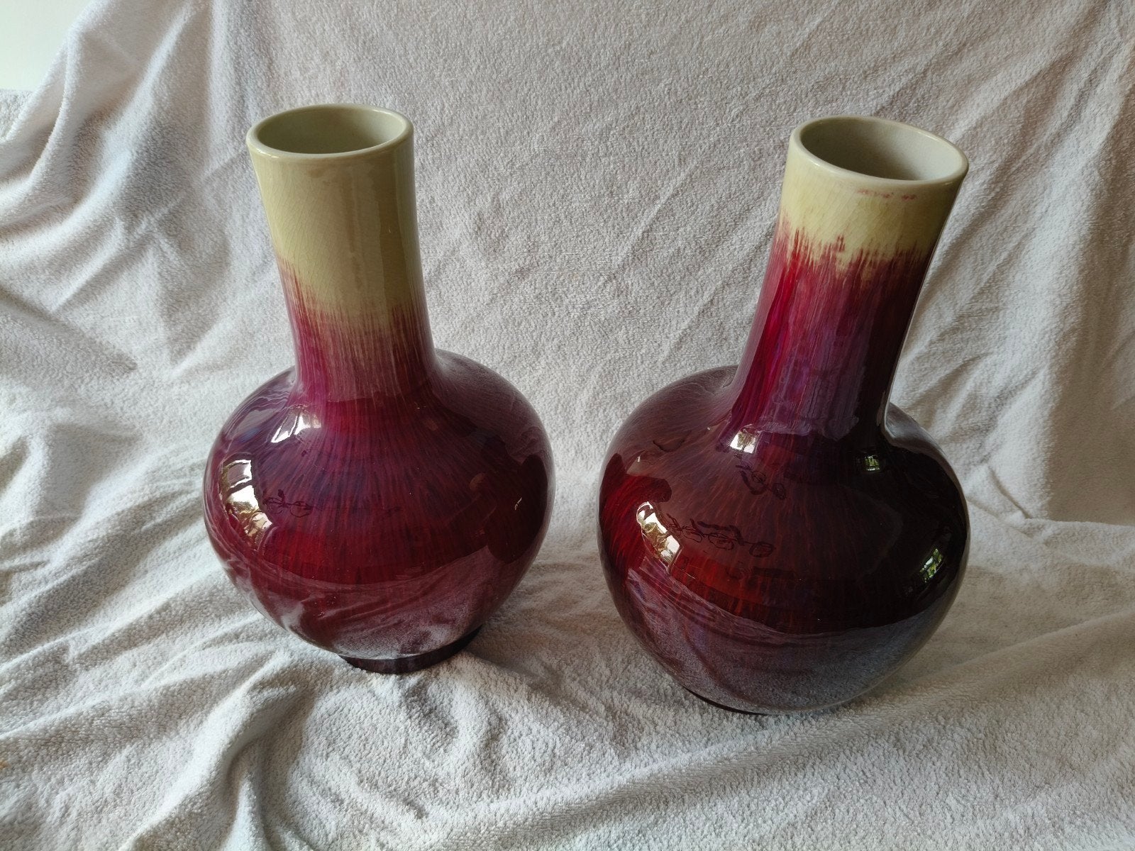 2 mooie Sangre de Boeuf vazen uit China. 32.5 cm hoog, Ophalen of Verzenden
