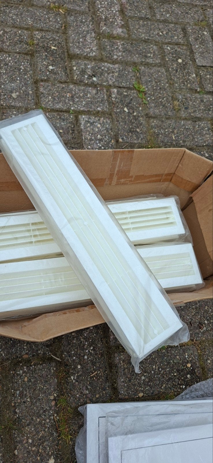 Nieuwe ventilatieroosters voor optimale luchtcirculatie, Ophalen, Nieuw
