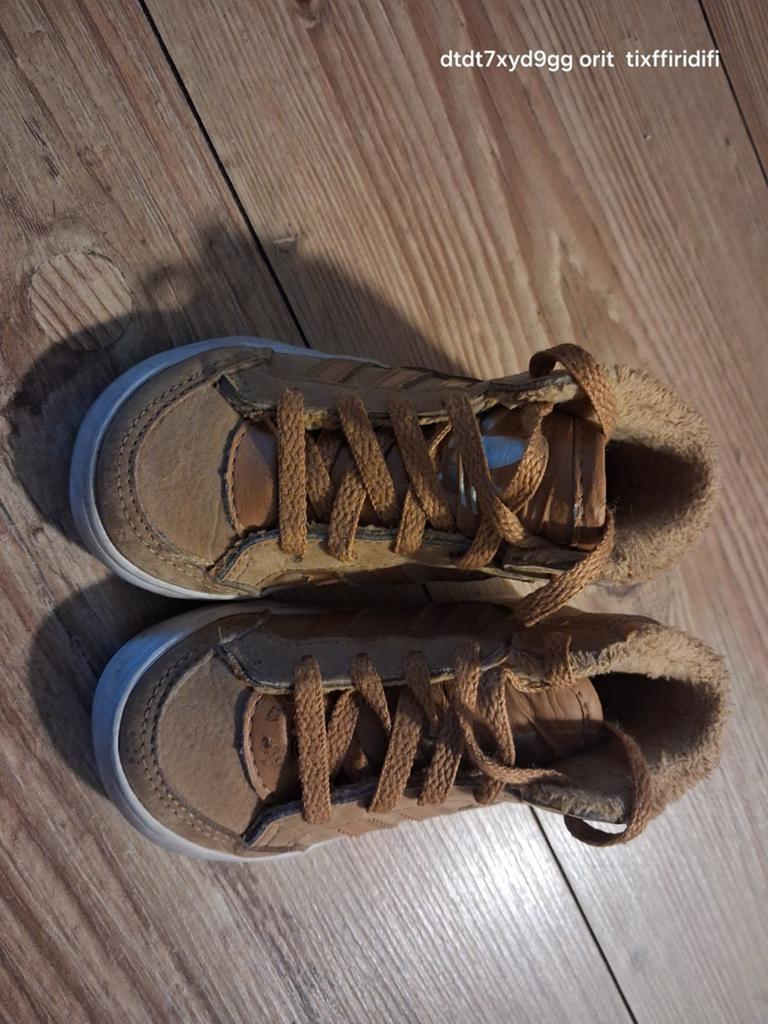 Bruine kinder sneakers met bontvoering, Kinderen en Baby's, Kinderkleding | Schoenen en Sokken, Gebruikt, Jongen of Meisje, Schoenen