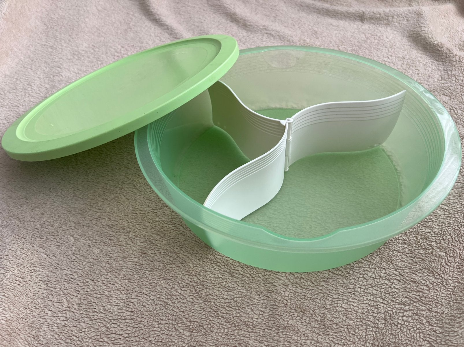 Tupperware schaal met vakken en deksel - Groen, Ophalen of Verzenden, Gebruikt, Groen, Schaal
