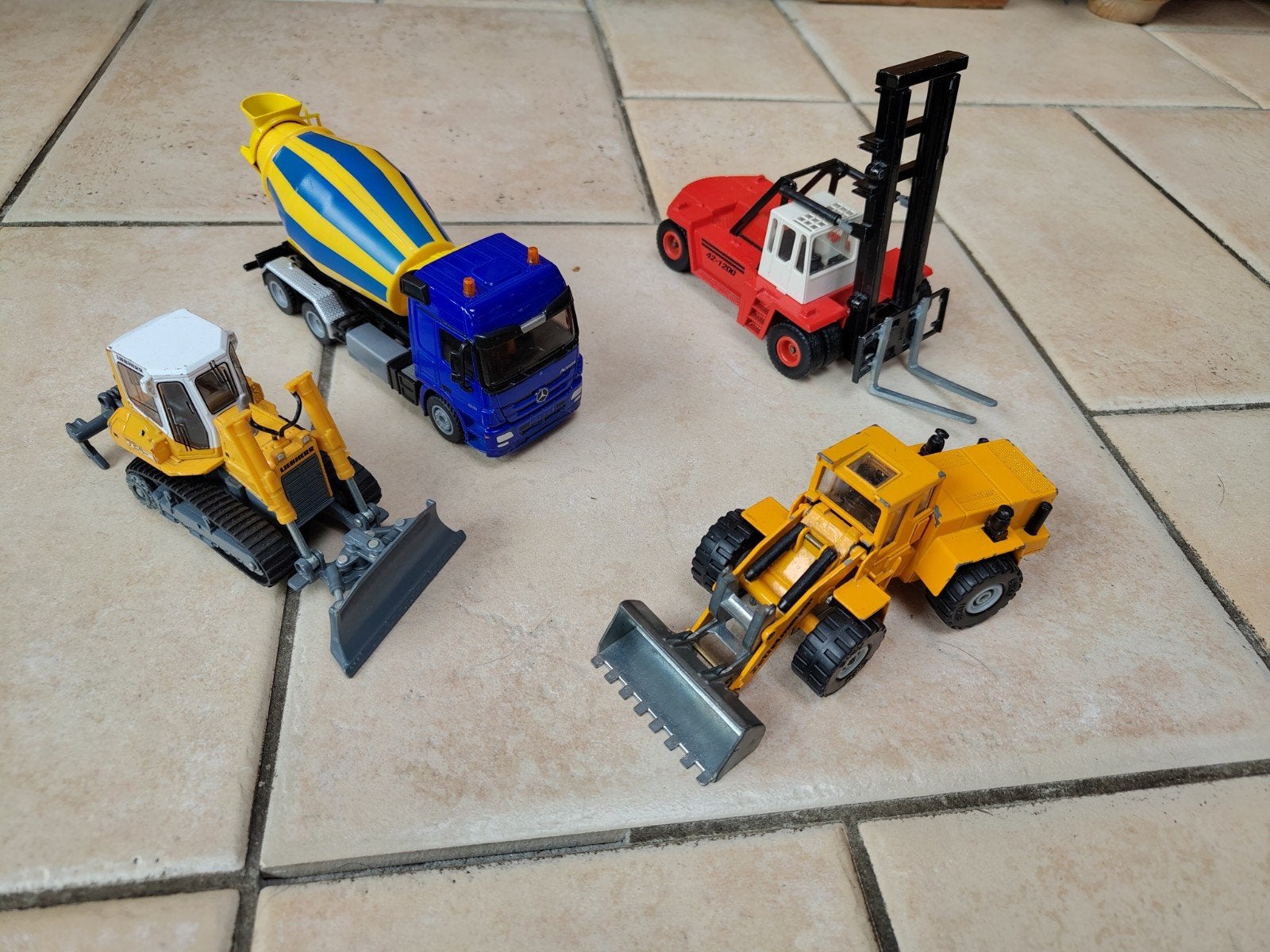 Siku voertuigen Betonmixer, Bulldozer, Heftruck, Wie, Ophalen of Verzenden, Gebruikt