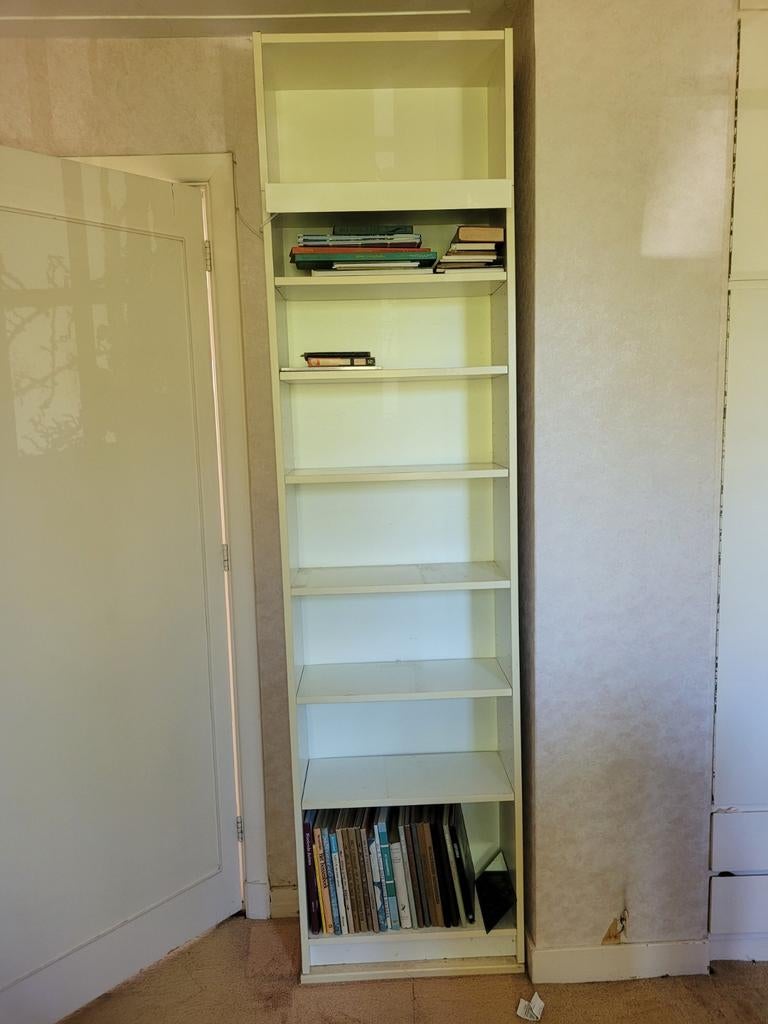 Hoge witte Billy boekenkast met verhoger en verlichting lamp, Huis en Inrichting, Kasten | Boekenkasten, Ophalen, Met plank(en)