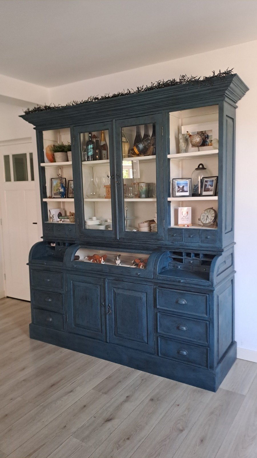 Rustiek geschilderde kast met bol glazen showcase 220 x 185, Ophalen