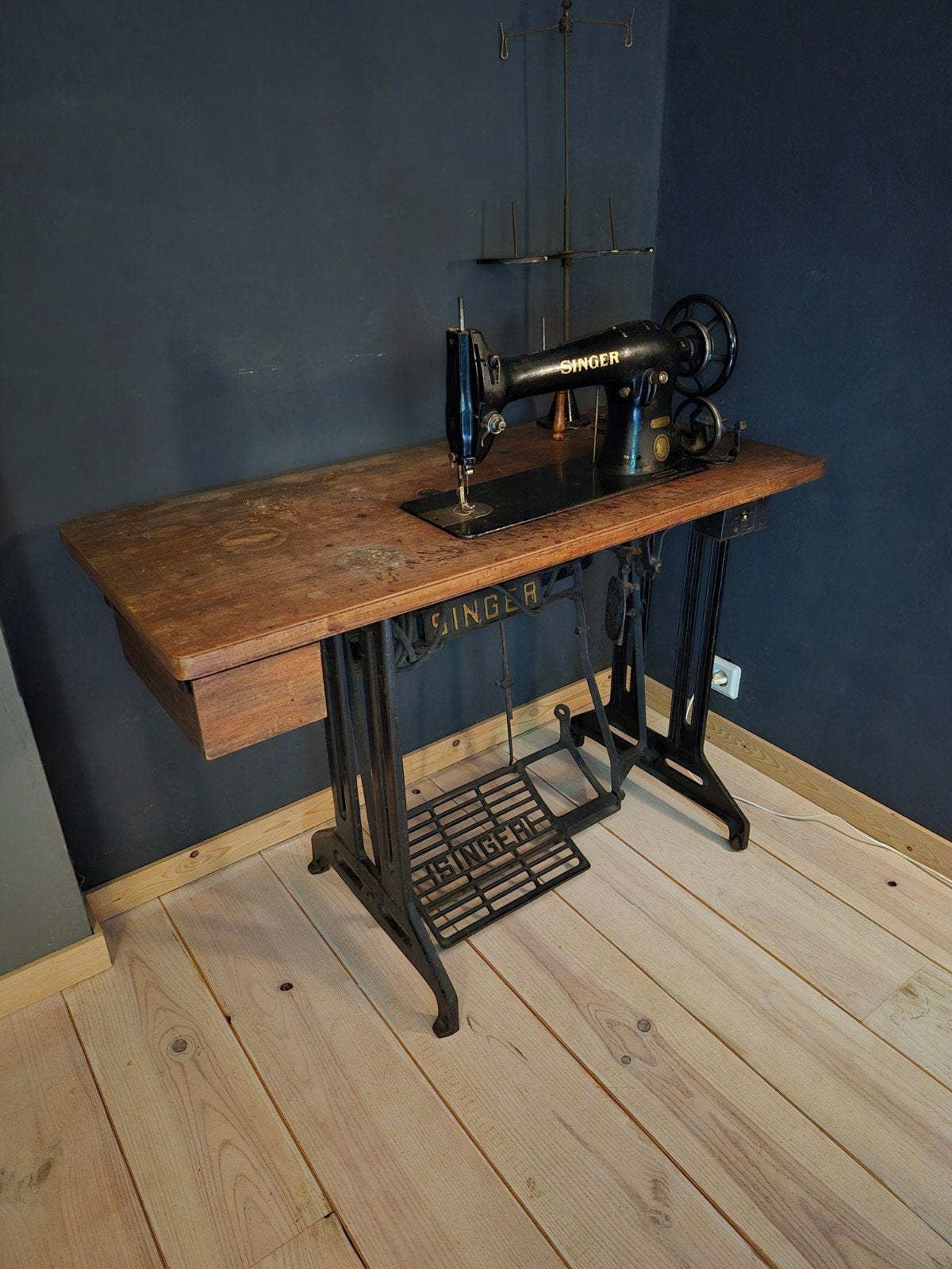 Antieke Singer Naaimachine met Tafel en Motor, Ophalen
