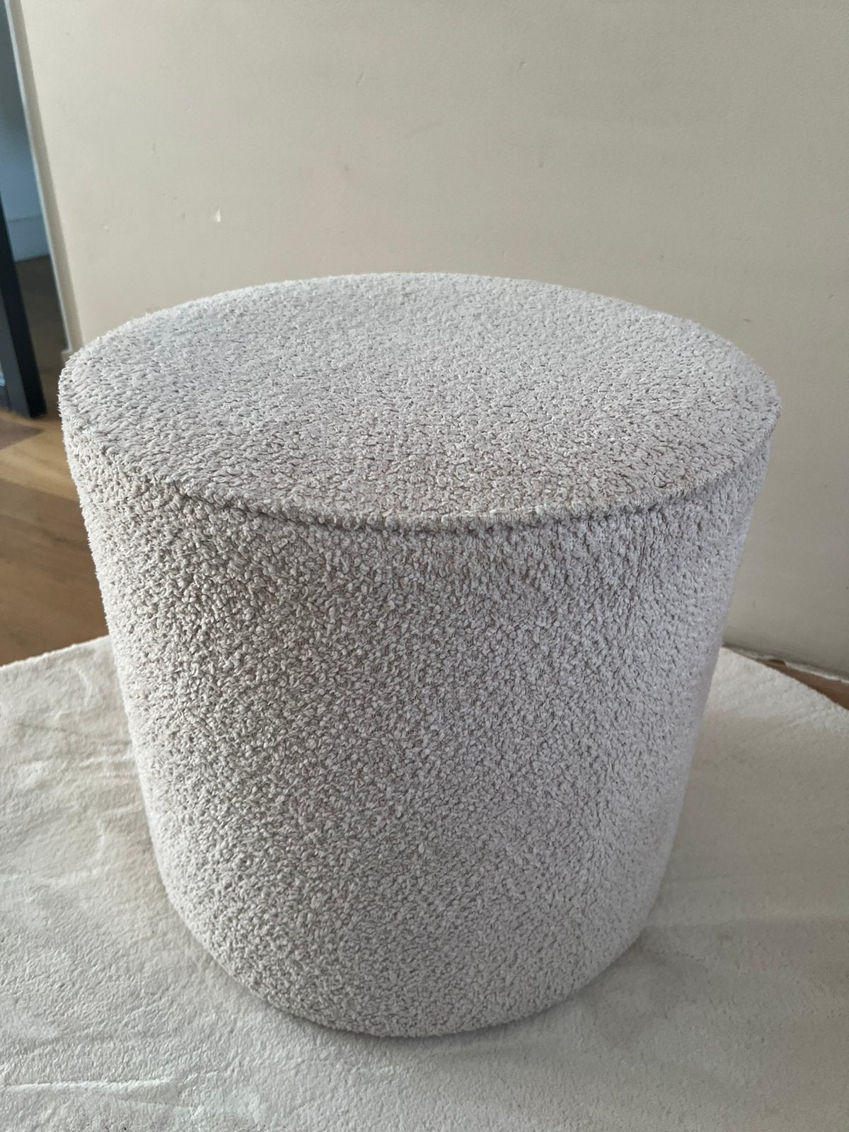 Ronde grote poef fauteuil boucle wit beige chique rond, Westwing, Rond, Nieuw, Minder dan 50 cm