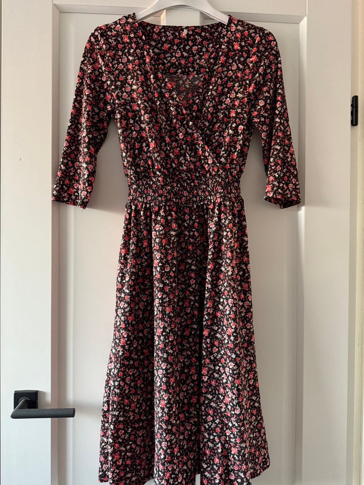 Toffe jurk Only Zwart met rood roze bloemetjes Mt S, Ophalen of Verzenden, Zo goed als nieuw, Maat 36 (S)