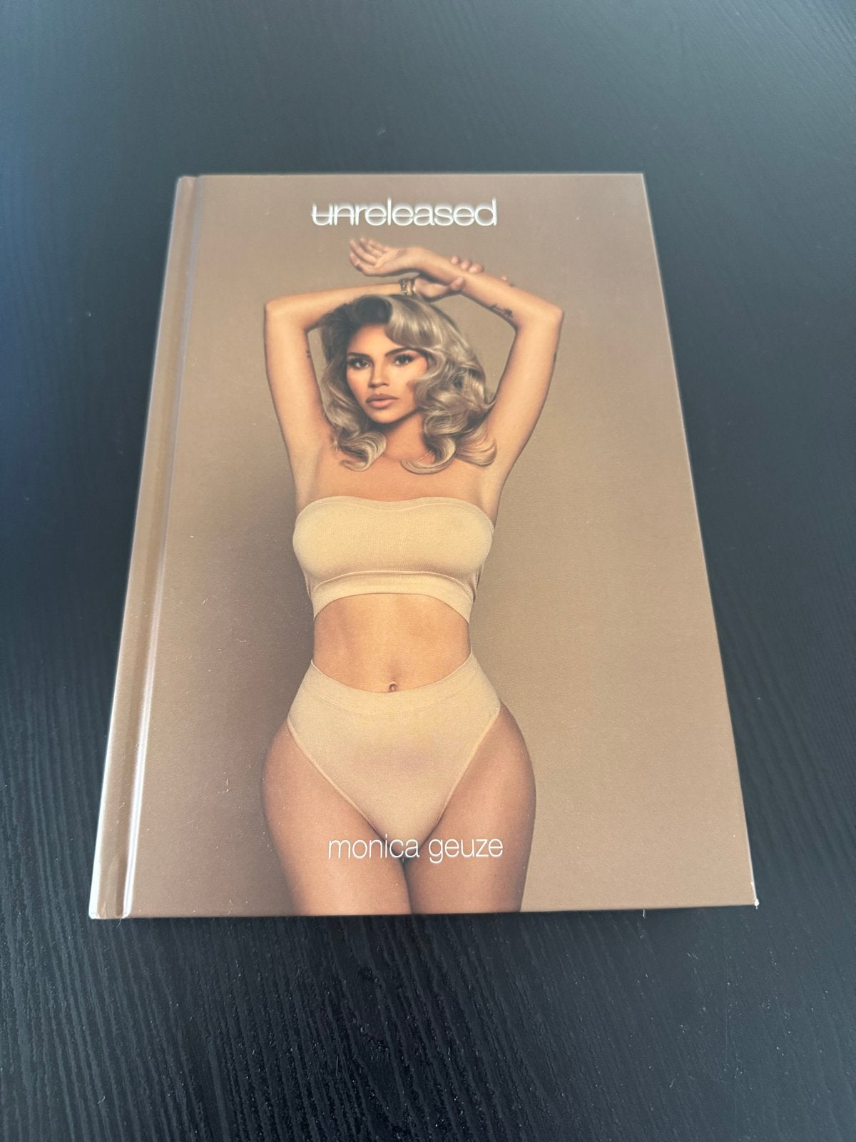 Unreleased - Monica Geuze (Slechts 1 keer gelezen), Ophalen of Verzenden, Zo goed als nieuw