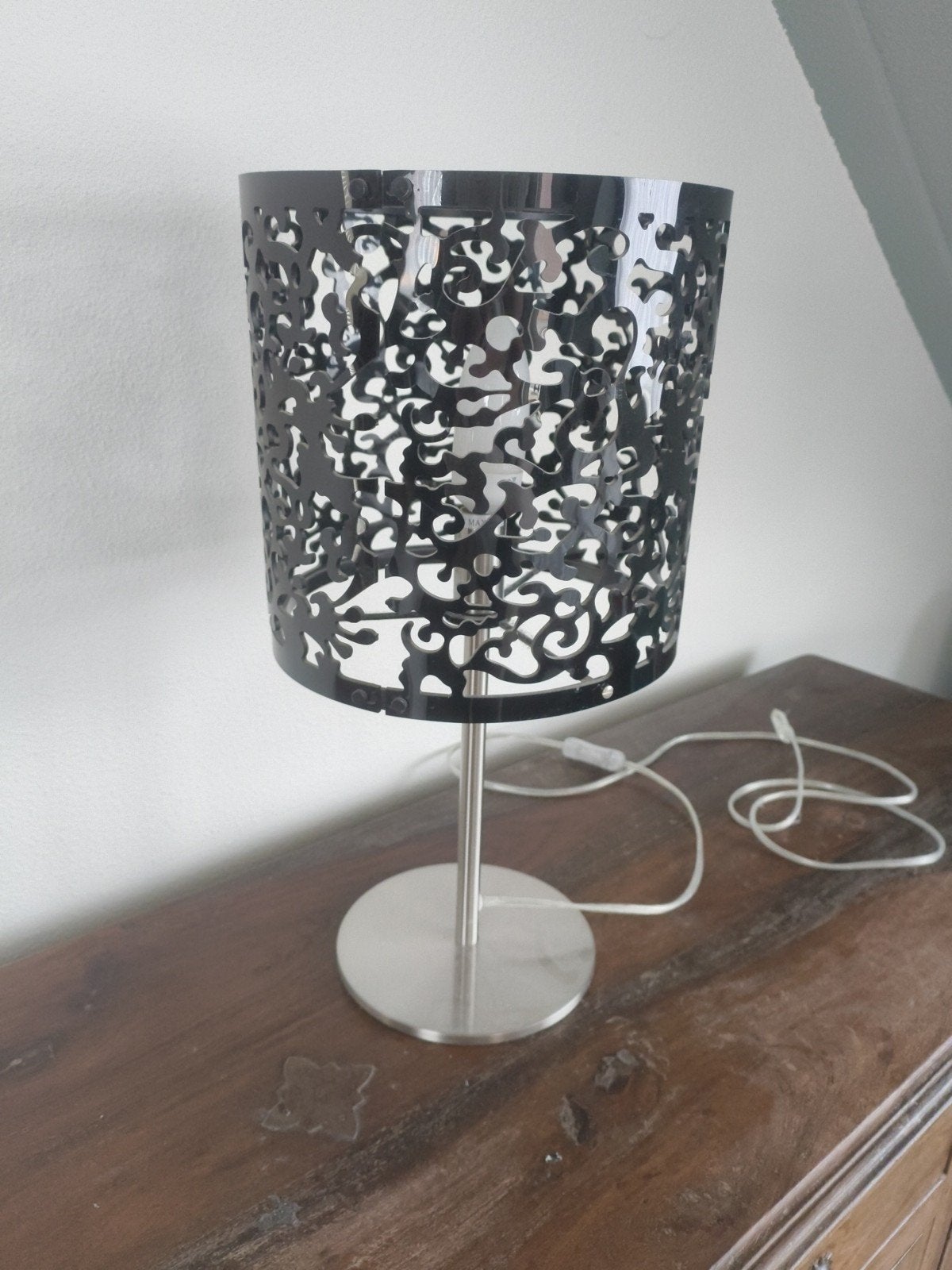 Moderne tafellamp met lasergesneden patroon, Ophalen
