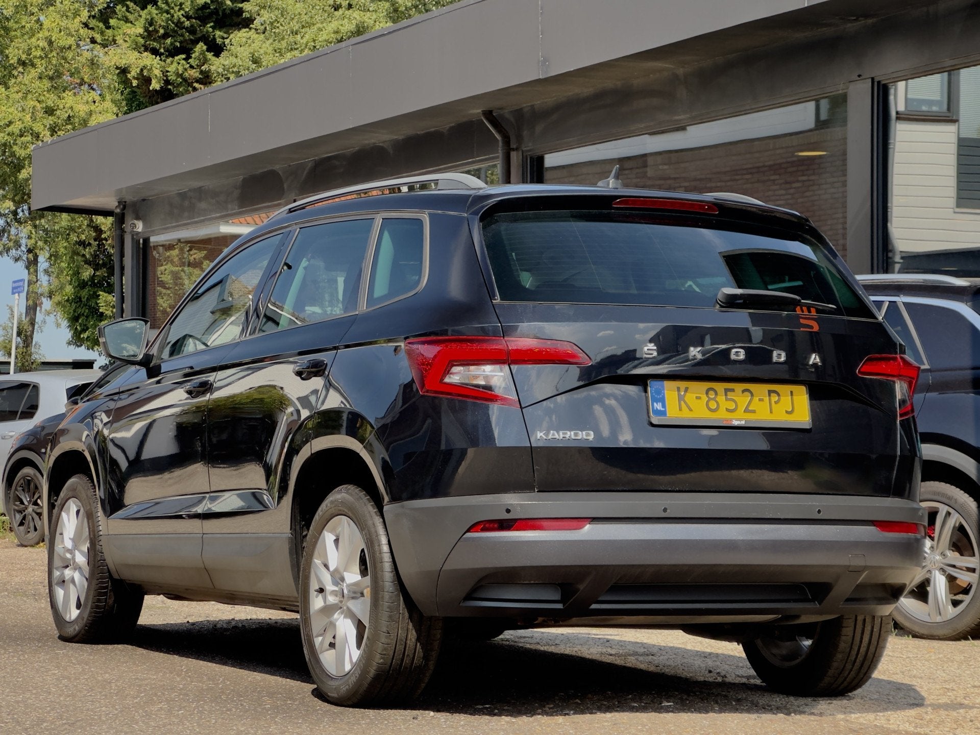 Skoda Karoq 1.5 TSI AUT7/DSG ACT EDITION LEDER NAVI AIRCO PA, Auto's, Dealer onderhouden, 4 cilinders, 150 pk, Zwart