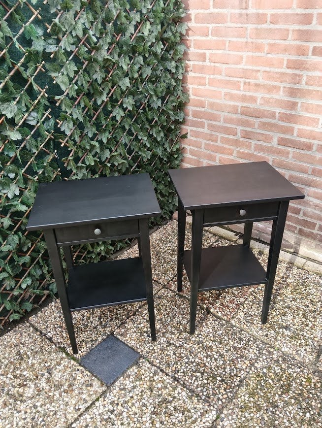 2 zwarte hemnes ikea nachtkastjes, Huis en Inrichting, Slaapkamer | Nachtkastjes, Ophalen, Gebruikt, 45 tot 65 cm, 70 cm of meer