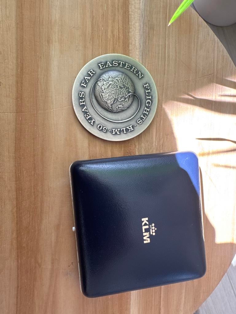 KLM 50 Jaar Verre Oosten Vluchten Medaille in doosje, Verzamelen, Ophalen of Verzenden, Zo goed als nieuw