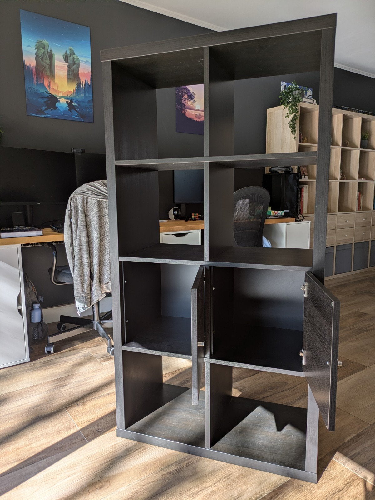 Foto 2 van Ikea kallax kast - zwart - 2x4 vakken met 2 kast inserts