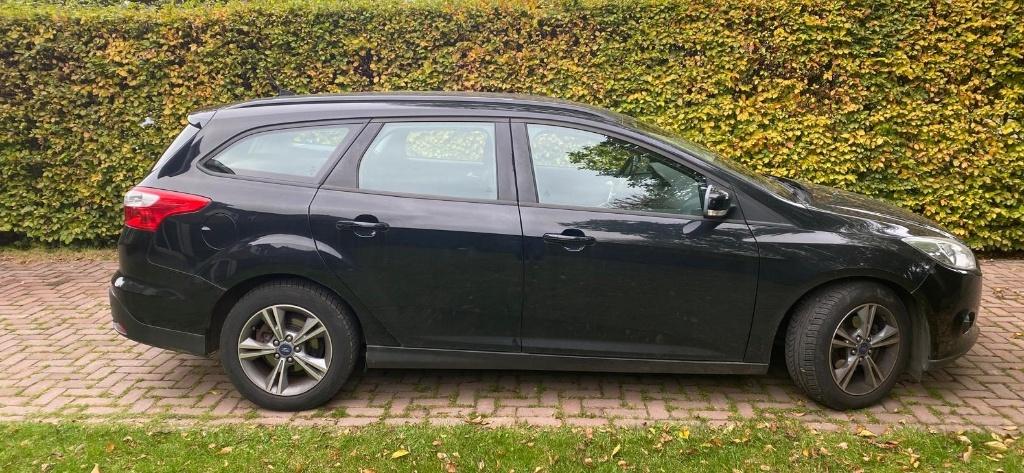 Ford Focus 1.0 Ecoboost 74KW Wagon 2014 Zwart, Auto's, Stof, Multifunctioneel stuurwiel, 100 pk, Zwart