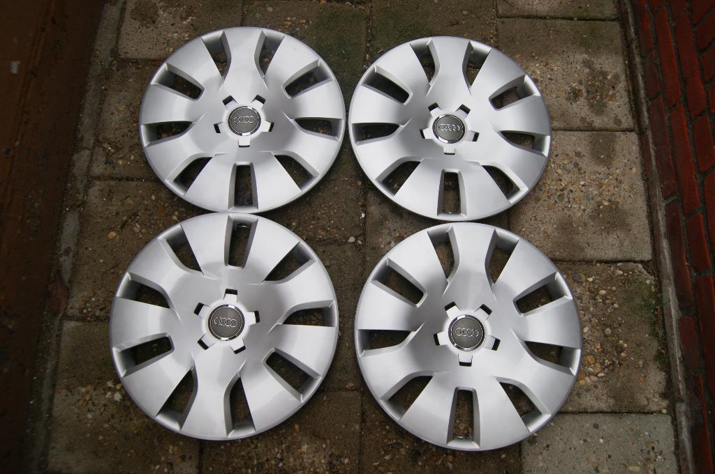 Set van 4 originele wieldoppen Audi A4 16 inch, Auto diversen, Wieldoppen, Ophalen of Verzenden, Zo goed als nieuw