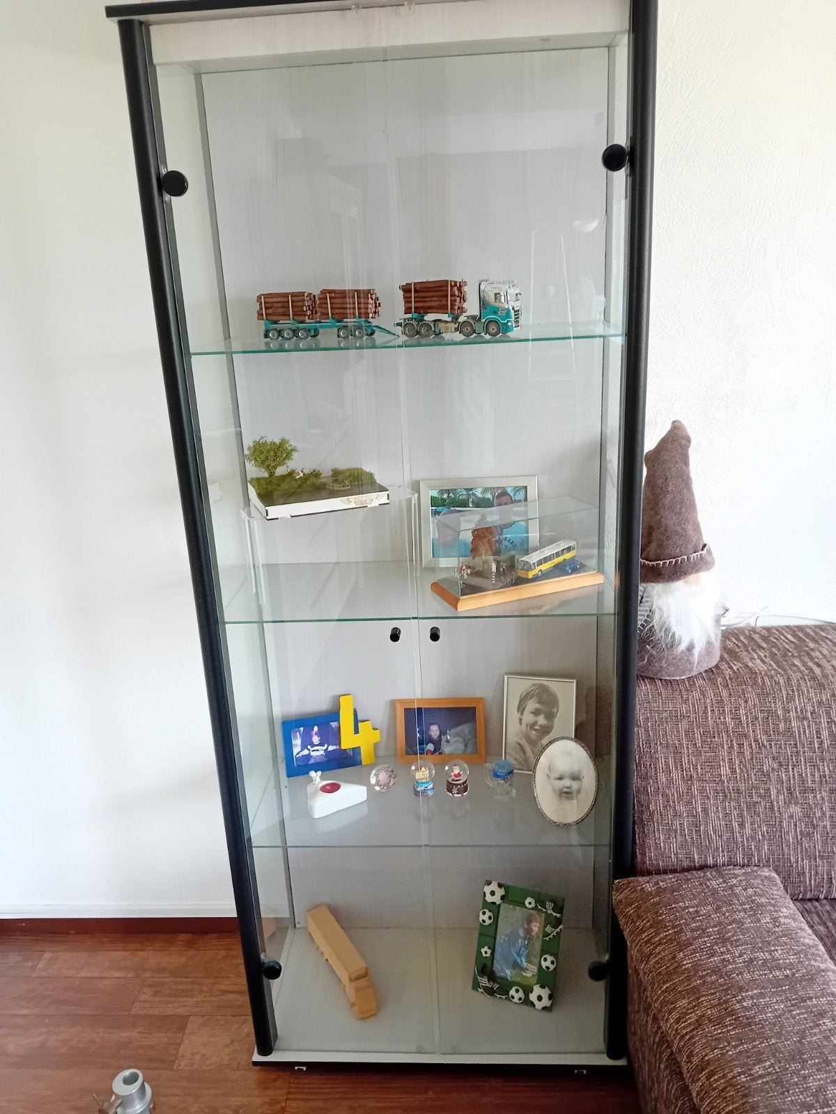 Gratis af te halen.  Glazen vitrinekast met zwarte randen, Huis en Inrichting, Kasten | Vitrinekasten, Ophalen, 50 tot 100 cm
