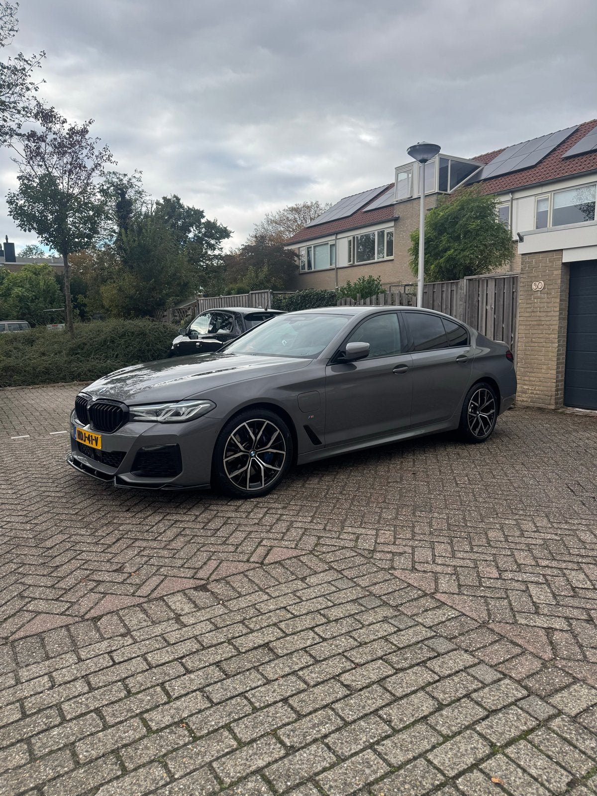 BMW 5-Serie 545e 542pk 883nm, Auto's, Automaat, Zwart, 394 pk, 2000 kg