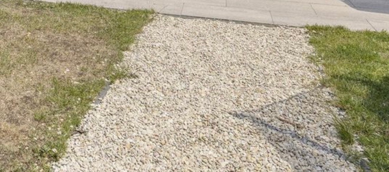 30 zakken grind (20-30 kg per zak) - Ideaal voor tuin/oprit, Ophalen of Verzenden, Gebruikt, Beige, Grind
