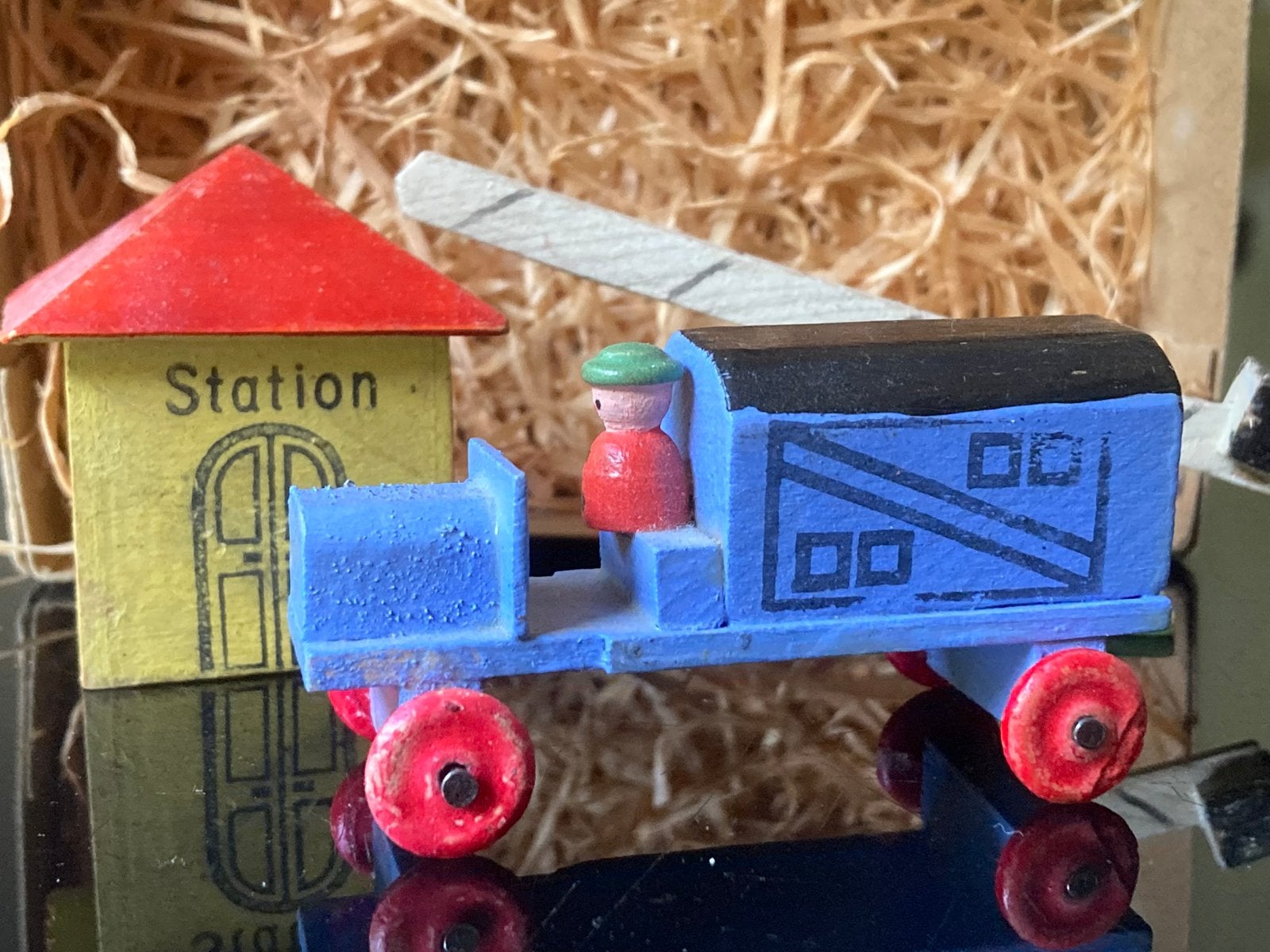 🌿Pop ,”ANTIEK/ OUD HOUTEN ERTZGEBERGTE AUTO MET STATION”🌿, Antiek en Kunst, Verzenden