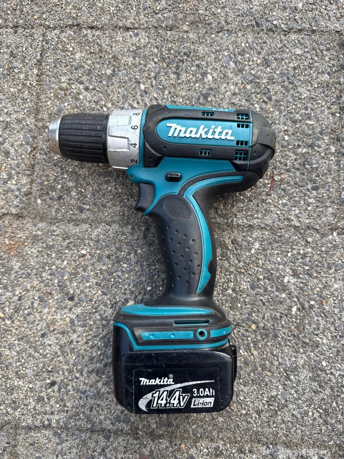 Makita BDF442 incl accu 14.4V Boor- en Schroefmachine, Doe-het-zelf en Verbouw, Gereedschap | Boormachines, Gebruikt, Variabele snelheid