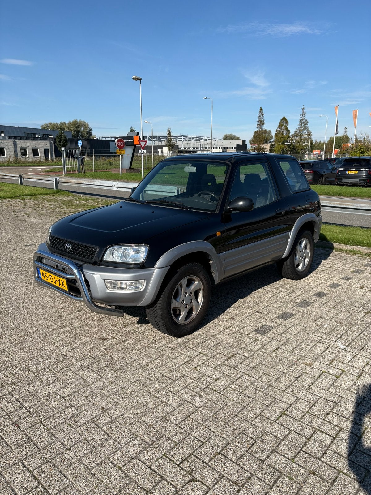 Toyota Rav4 Funcruiser 2.0 I 4WD 1999 Zwart, 1998 cc, Stof, 4 cilinders, 610 kg