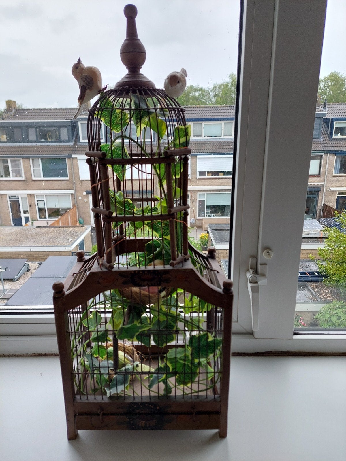 Decoratieve vogelkooi met kunstplanten en vogels, Antiek en Kunst, Ophalen