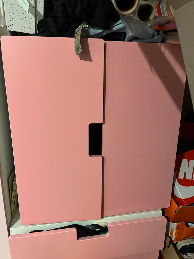 Roze kastje met twee deuren ikea stuva, Kinderen en Baby's, Kinderkamer | Commodes en Kasten, Ophalen, Gebruikt, Kast, 75 tot 100 cm