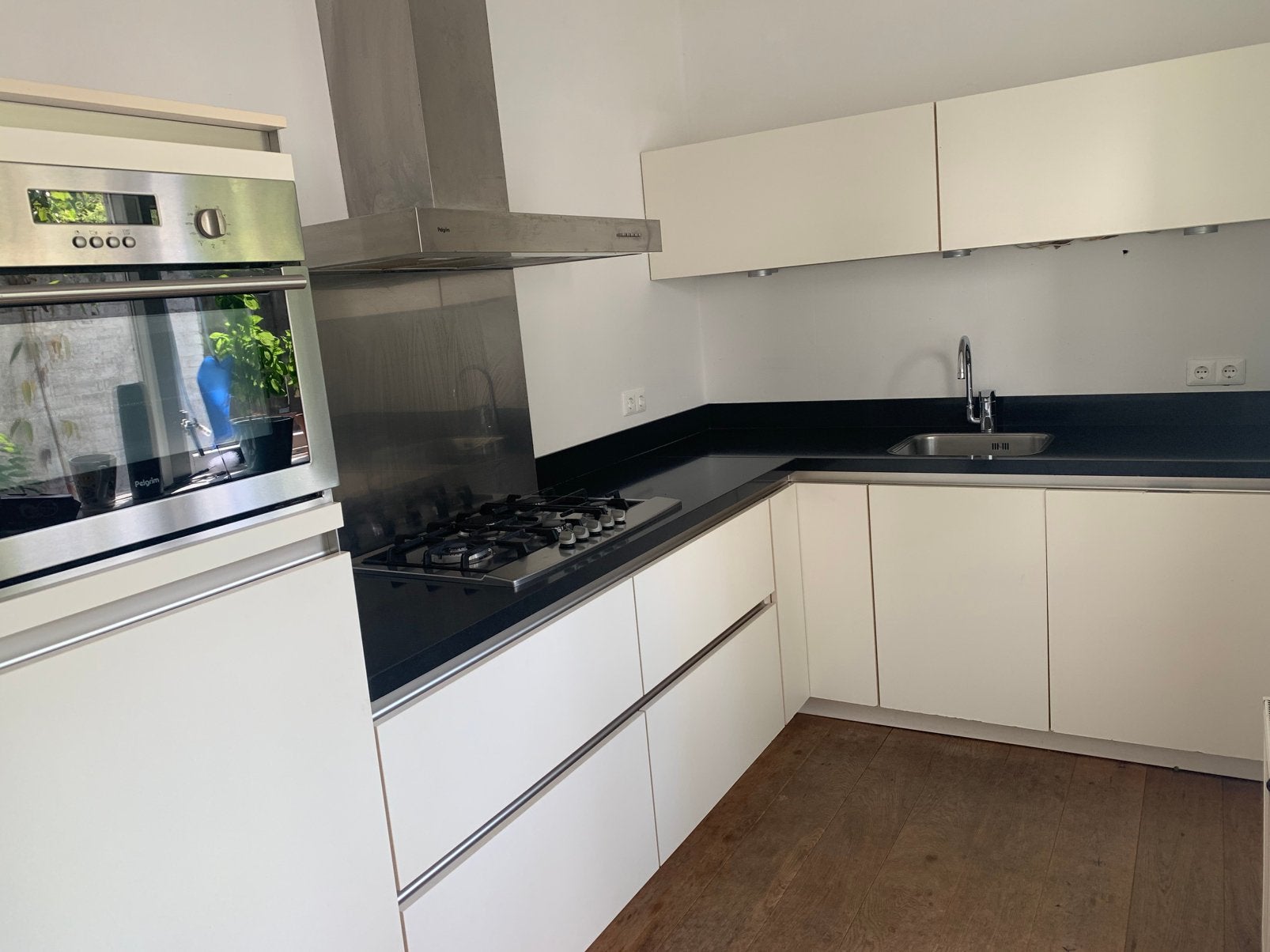 Nette keuken met pelgrim apparatuur, Ophalen, Zo goed als nieuw, Wit