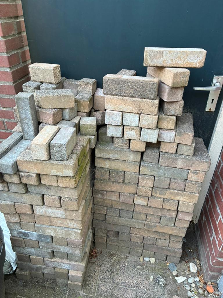 Gratis stenen in goede staat, Tuin en Terras, Tegels en Klinkers, Ophalen, Zo goed als nieuw, Beton, Klinkers
