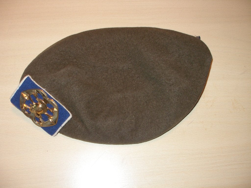 Baret met embleem Verbindingsdienst, maat 58, Verzamelen, Militaria | Algemeen, Ophalen of Verzenden, Landmacht, Nederland, Helm of Baret
