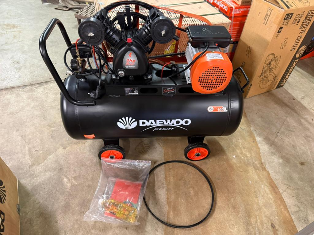 Daewoo 8 Bar 100L 3PK compressor 230V NIEUW, Doe-het-zelf en Verbouw, Compressors, 100 liter of meer, 200 tot 400 liter/min, Ophalen of Verzenden