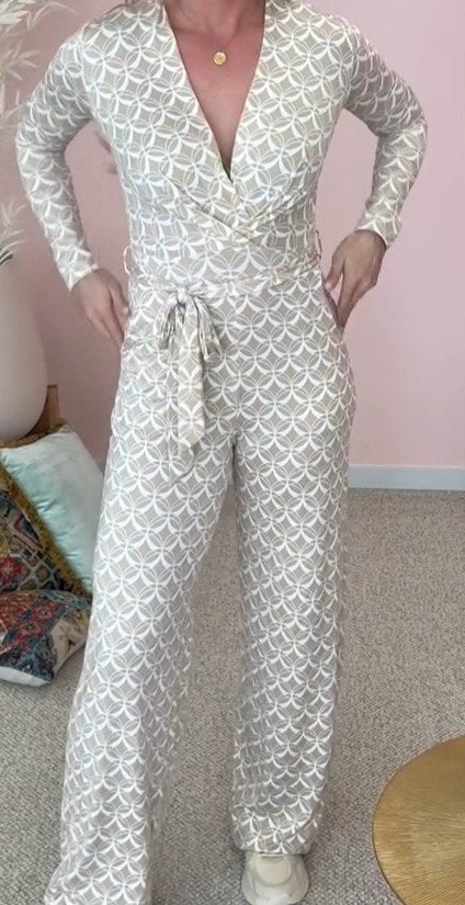 JUMPSUIT beige/ ecru print mt L *NIEUW*, Ophalen of Verzenden, Nieuw, Maat 38/40 (M), Beige