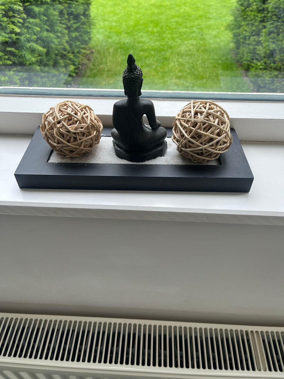 Boeddha beeldje met decoratie op dienblad, Zwart, Gebruikt, Steen/keramiek, Ophalen of Verzenden