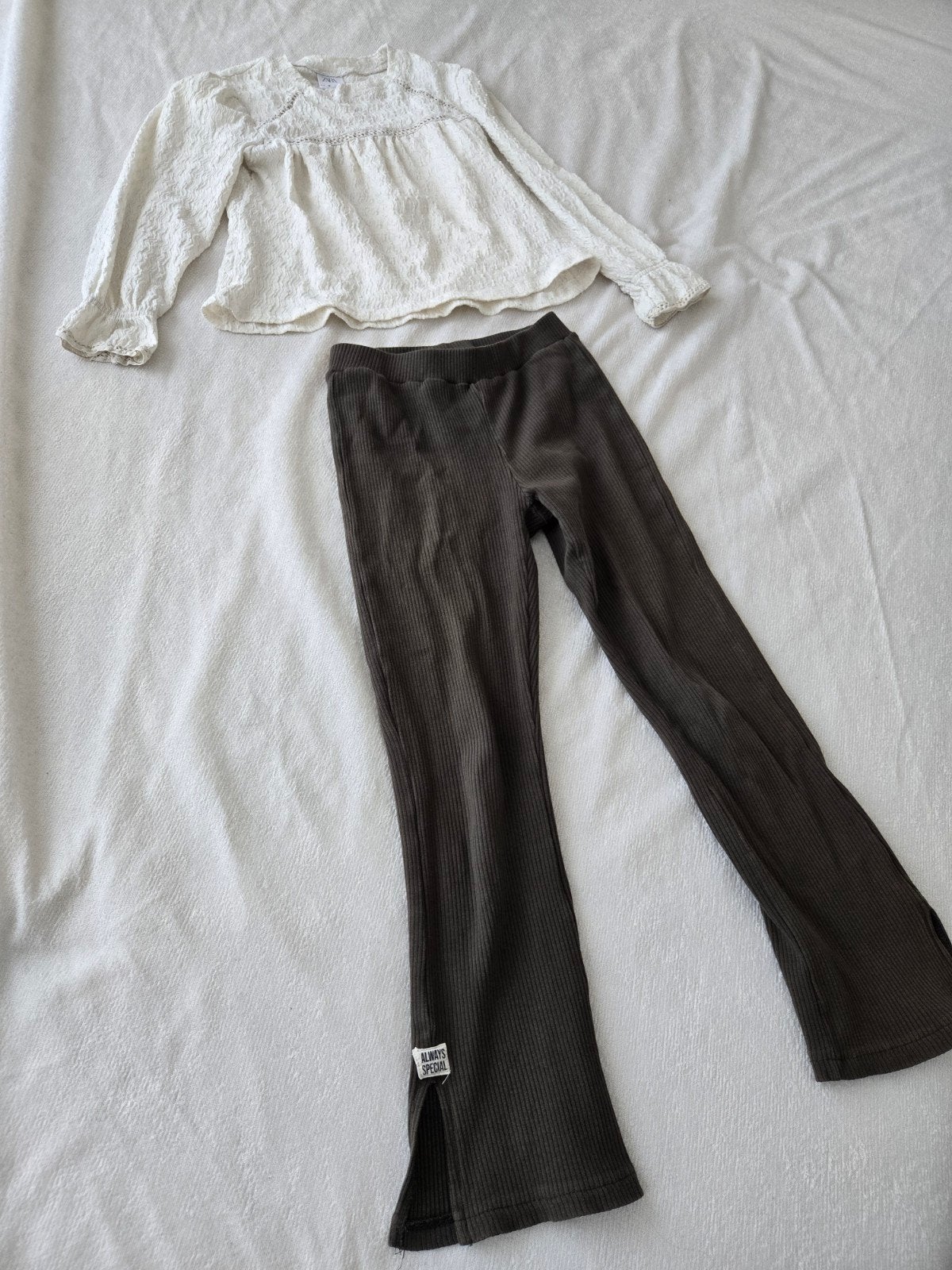 Zara meisjes setje: groen ribbroek & wit shirtje (mt 128), Broek, Gebruikt, Meisje, Ophalen of Verzenden