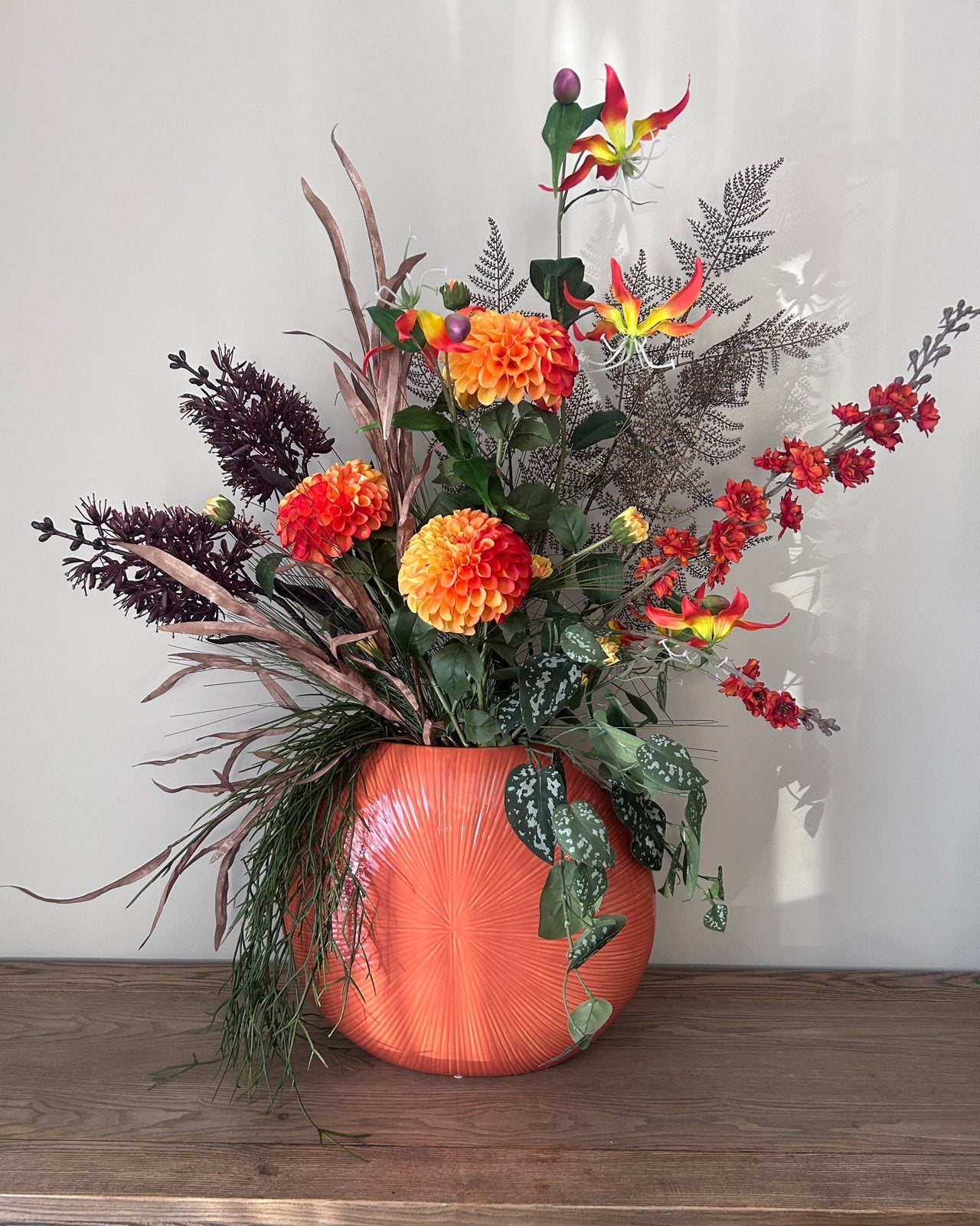 Oranje vaas met kunstbloemen - decoratief en levendig, Huis en Inrichting, Woonaccessoires | Vazen, Ophalen, Inclusief decoratie