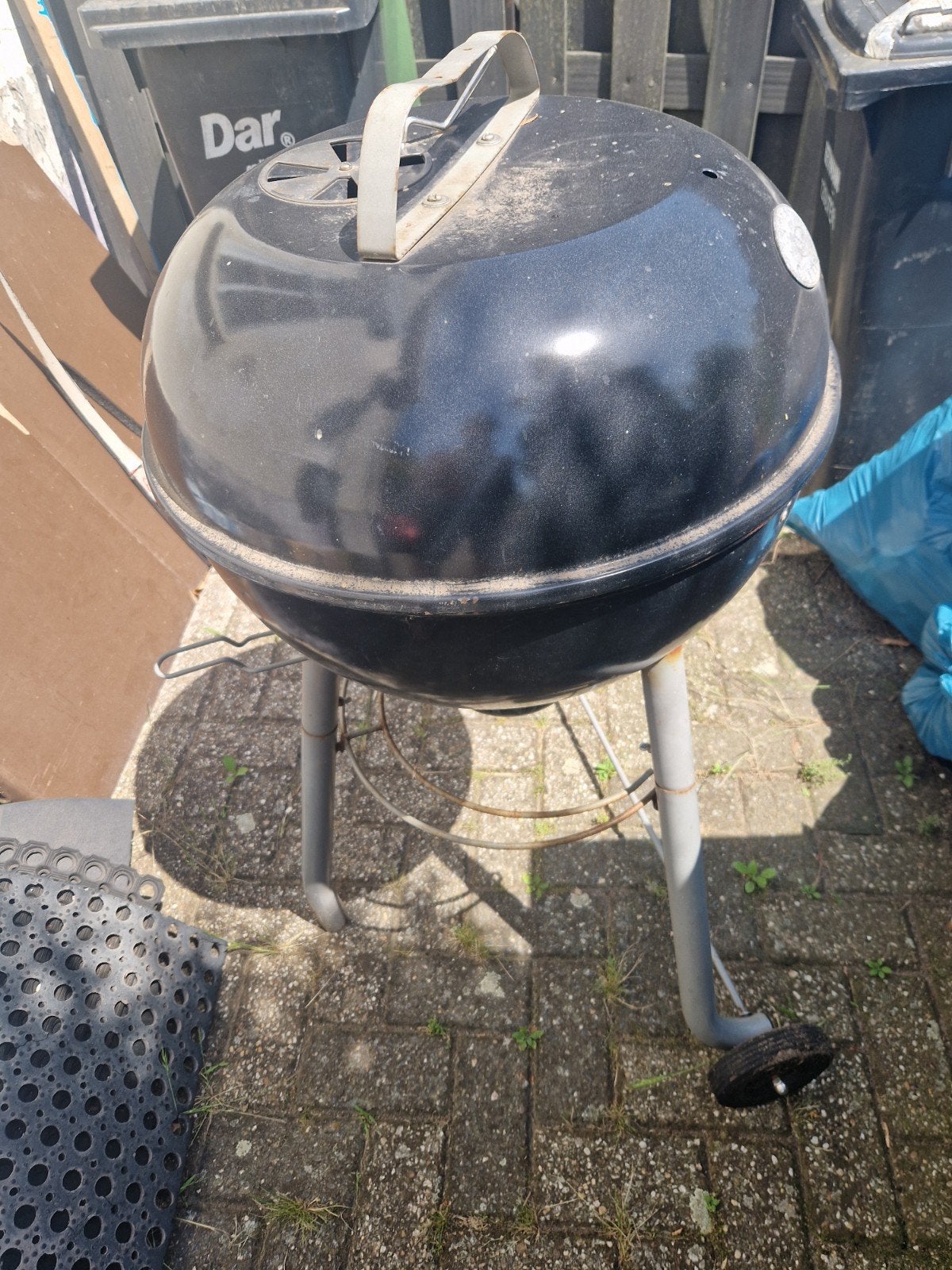Gebruikte houtskoolbarbecue met deksel en wielen, Ophalen of Verzenden, Gebruikt