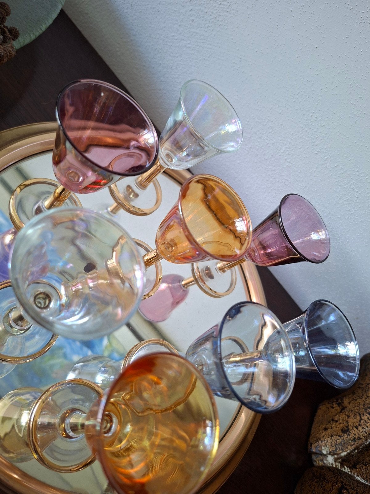 Vintage spiegelplateau met 8 gekleurde glaasjes – Ø 27 cm, Ophalen of Verzenden