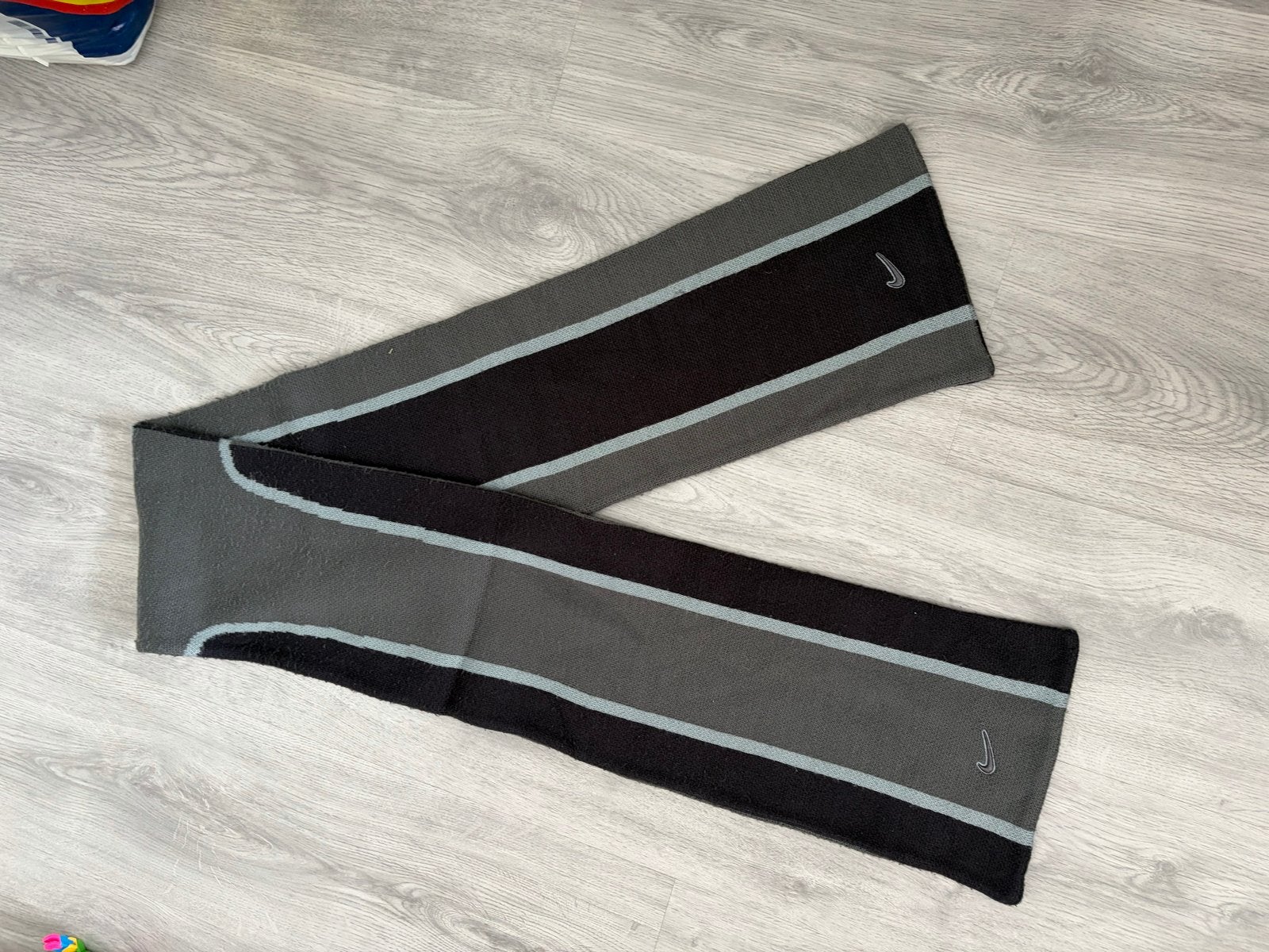 Nike Sjaal - Zwart/Grijs met Strepen, Ophalen of Verzenden, Zo goed als nieuw, Sjaal
