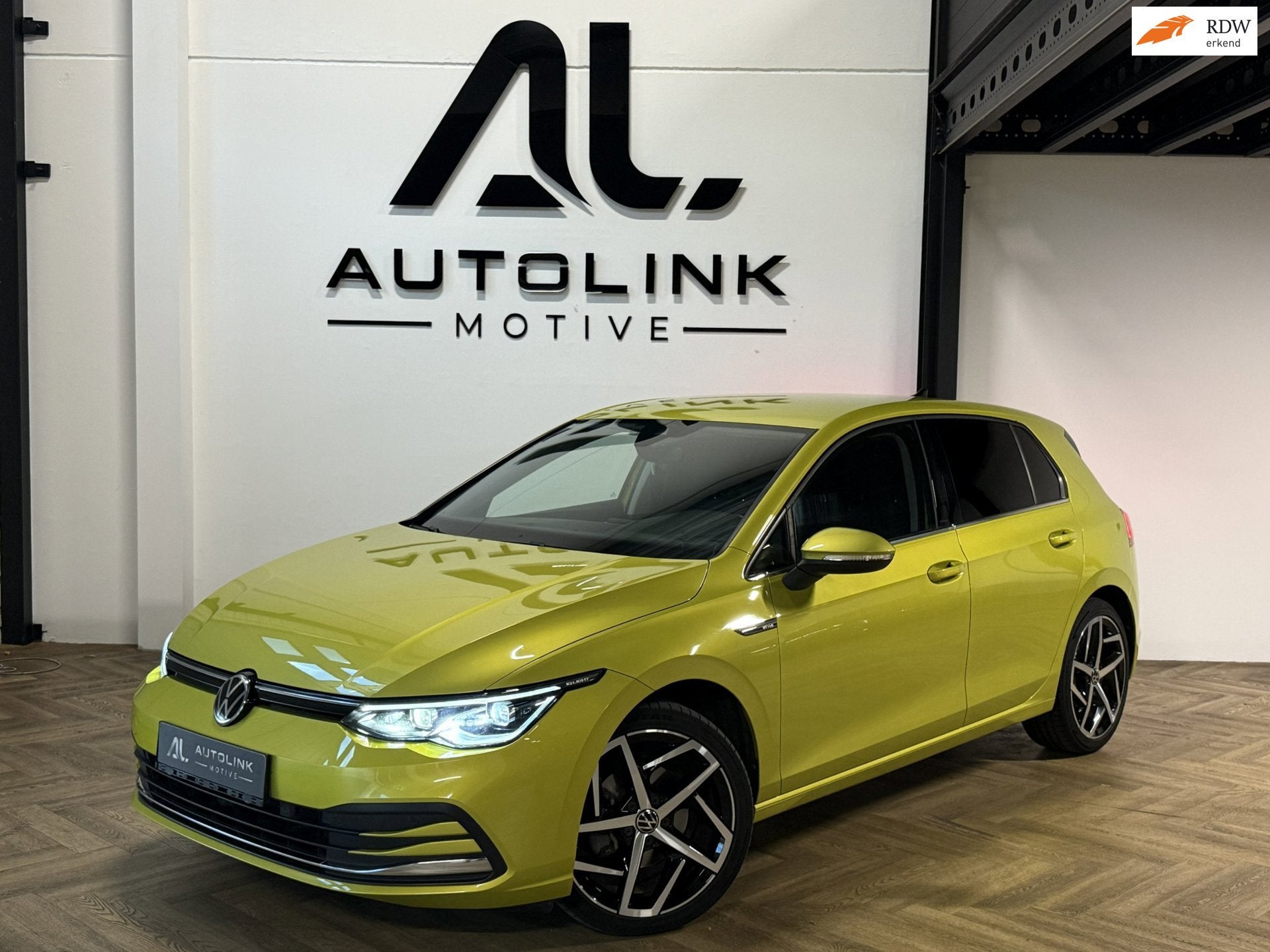 Volkswagen Golf 1.5 TSI Highline|DSG|IQLIGHT|KEYLESS|CAM, Auto's, Dealer onderhouden, Zwart, 150 pk, Geel