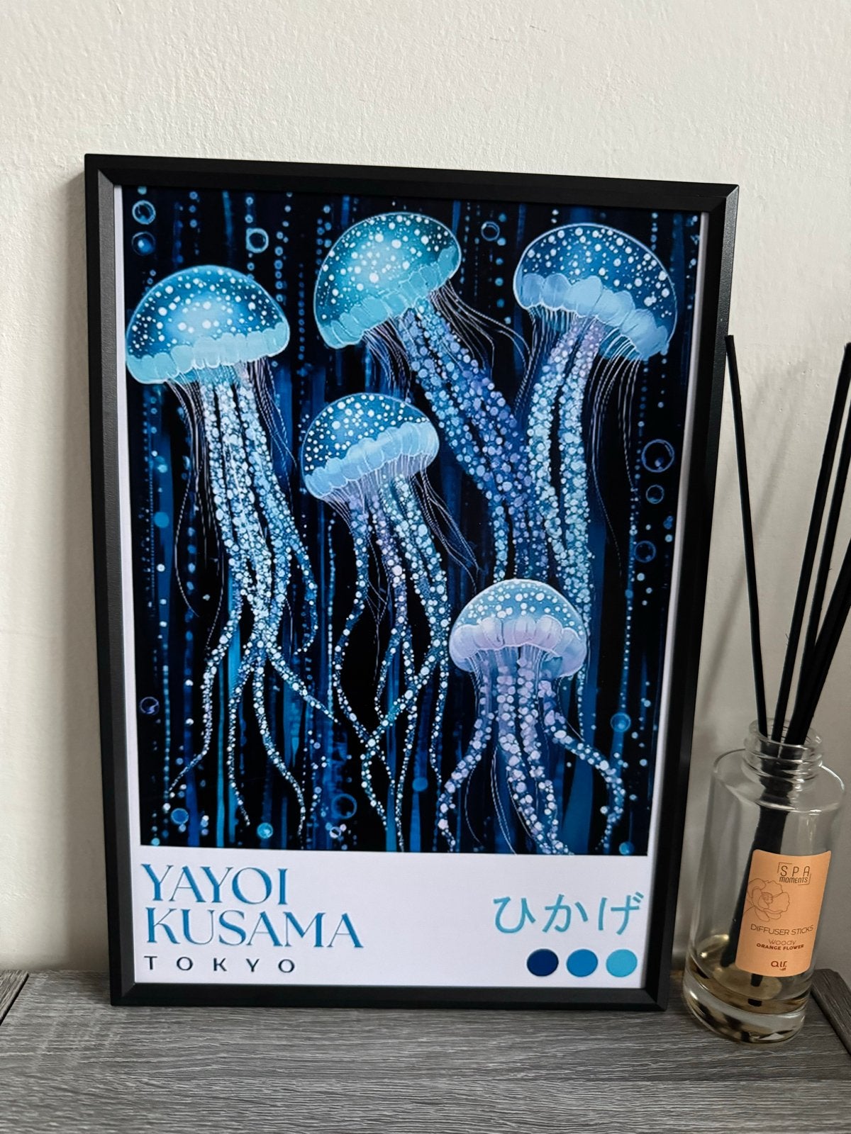 Yayoi Kusama Poster Kwallen 21x30cm Ingelijst Ikea, Minder dan 50 cm, Nieuw, Ophalen of Verzenden, Foto of Poster