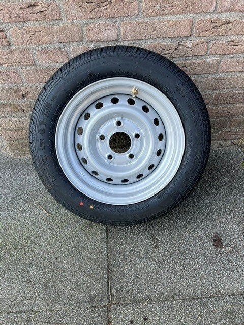 Te koop nieuwe band met velg voor aanhanger, Auto diversen, Aanhangwagen-onderdelen, Ophalen, Nieuw