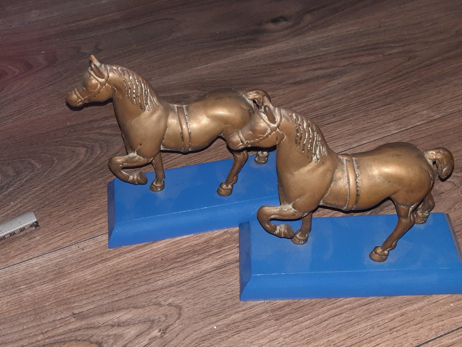 Set van 2 bronzen paarden op blauwe sokkel, Ophalen of Verzenden, Brons