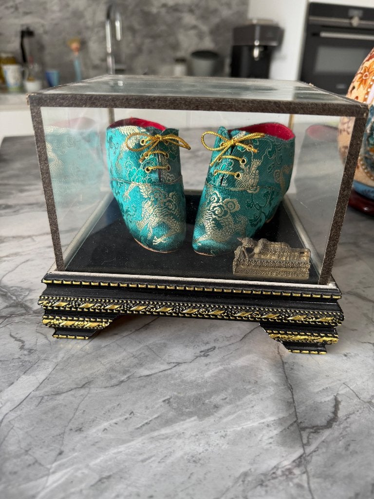 Decoratieve schoentjes in glazen vitrinekastje, Ophalen of Verzenden