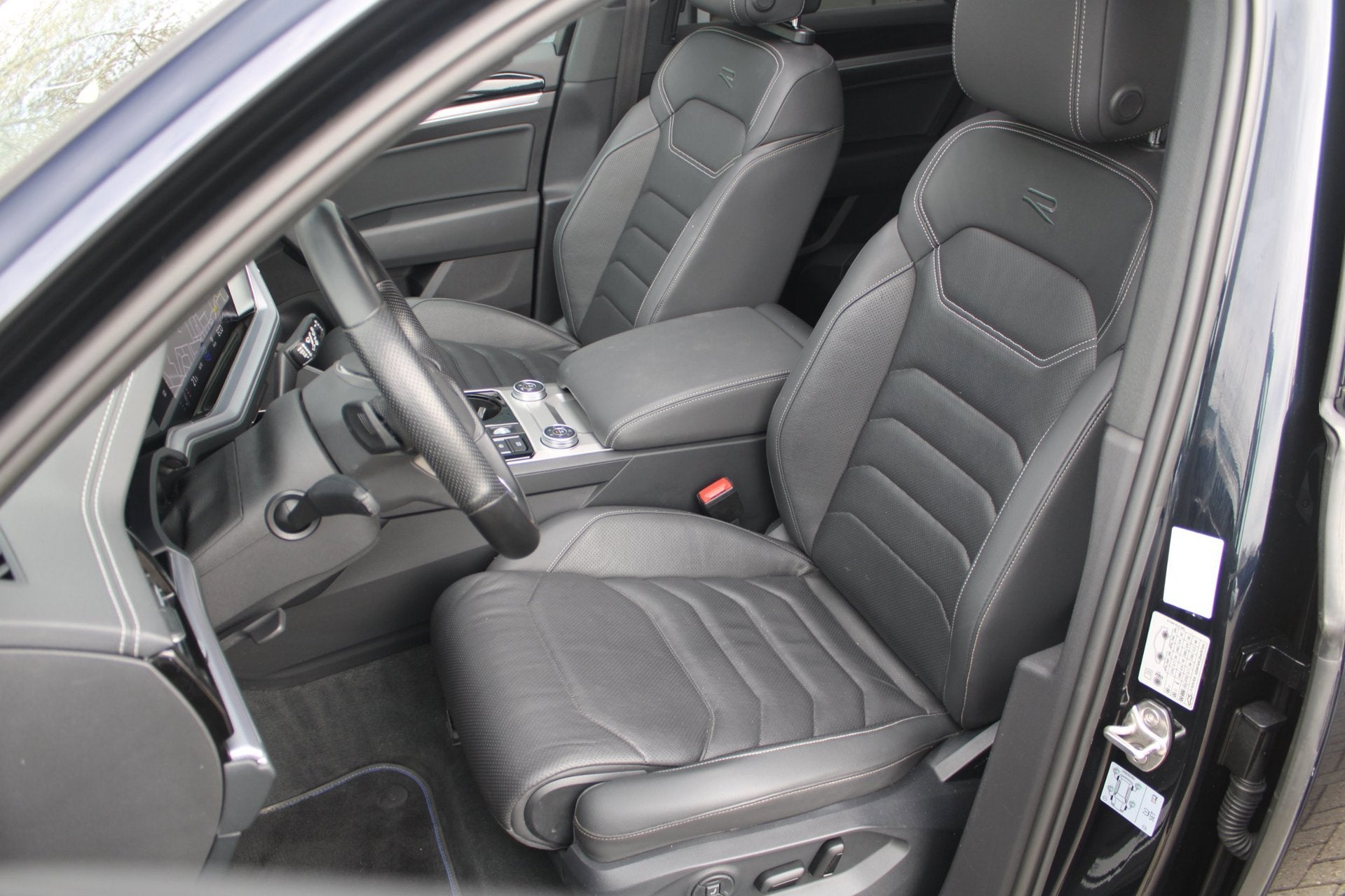 Volkswagen Touareg 3.0 TSi eHybrid 462pk 4MOTION R | Pano |, Auto's, Volkswagen, Automaat, Gebruikt, Zwart, 2995 cc