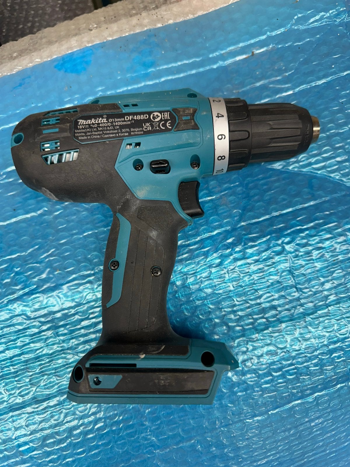 Makita DF488D Boormachine met 2 laders en 2 accu's, Boormachine, Gebruikt, Variabele snelheid, Ophalen of Verzenden
